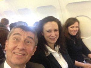 "Czelfie" Andreje Babiše s jeho ministerskými kolegyněmi. (blesk.cz)