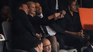 Americký prezident Obama si pořizuje selfie. (http://abcnews.go.com/)