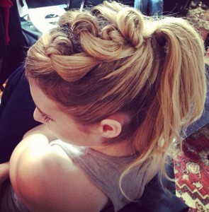 Helfie herečky Emmy Robertsové. (http://www.shoppersbase.com/40265/rise-celebrity-helfie-selfie-based-hair/)