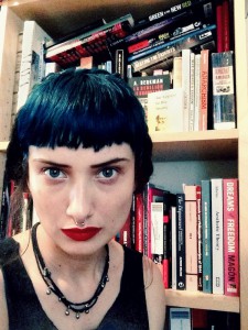Pro knihomoly je tu shelfie. (http://www.artnews.com/2014/06/03/artnews-shelfie-project/)